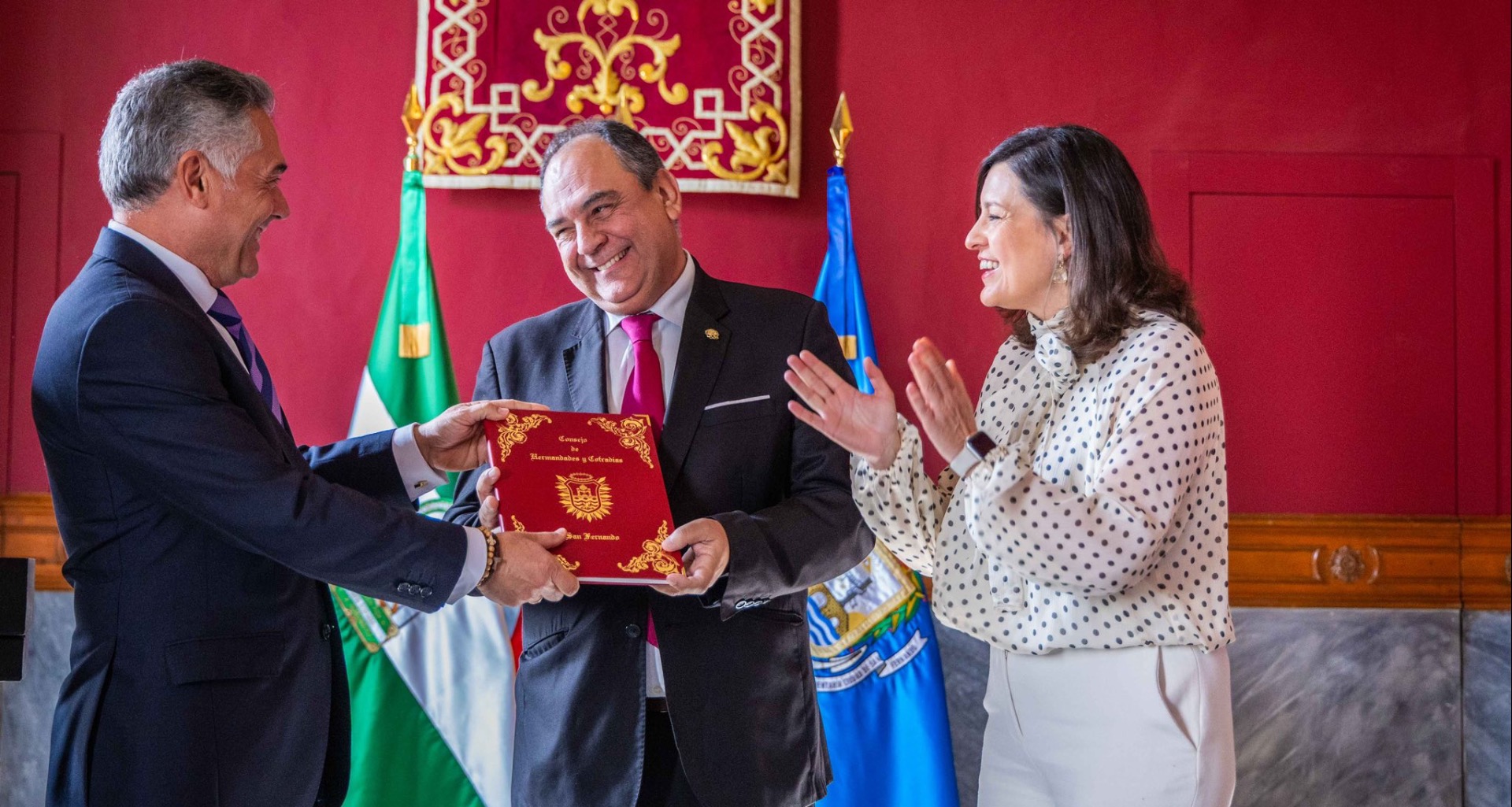 ENTREGA DEL PORTAFOLIOS AL PREGONERO DE LA SEMANA SANTA