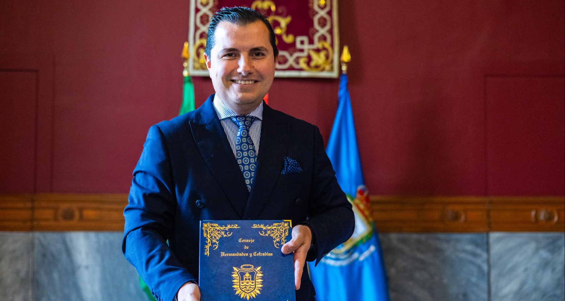 ENTREGADO EL PORTAFOLIOS AL PREGONERO DE LAS GLORIAS 2026